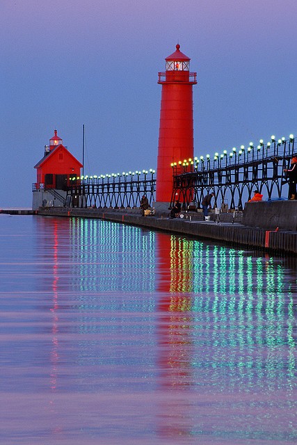 Photo:  Lighthouse and pier at Grand Haven, MI